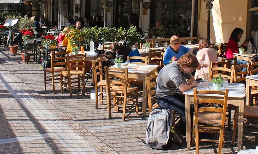 Άνοιγμα της εστίασης πριν το Πάσχα σχεδιάζει η κυβέρνηση